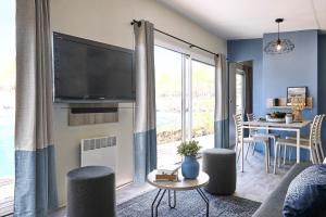 Boyard-VilleCamping Signol的客厅设有壁挂式平面电视。