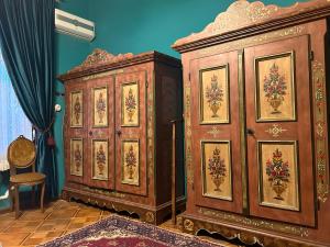 库塔伊西Kutaisi Family Museum的两个木制橱柜彼此相邻,位于一个房间里