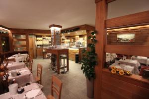 布勒伊-切尔维尼亚美奈特酒店的餐厅内带桌椅的用餐室