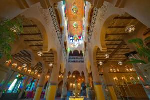 瓦尔扎扎特OZ Palace Ouarzazate & SPA的一座带教堂的大型建筑,设有天花板