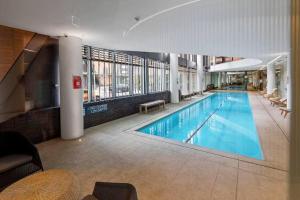墨尔本Infinity Lux Apartment的大型建筑中的大型游泳池