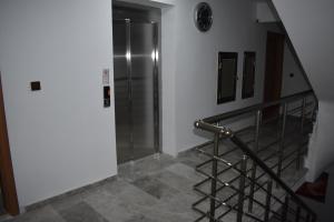 埃迪尔内edr ulus 22otel的一座建筑中带金属电梯的楼梯
