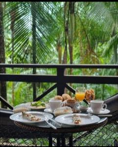 圣佩德罗塞拉Eco Resort Nagual的阳台上的早餐桌,包括食物和饮料