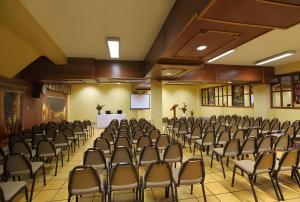 库斯科埃尔彪马酒店的中间设有1间带椅子和屏幕的会议室