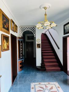 顺佩尔克Penzion Villa Ancora的房屋内带螺旋楼梯的走廊