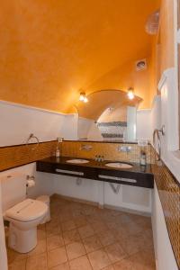 梅加洛克里卡尔德拉私人景观别墅的一间带两个盥洗盆和卫生间的浴室