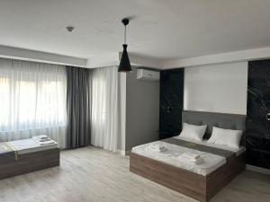 伊斯坦布尔Cevvo Hotel的一间卧室设有两张床和大窗户