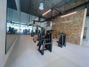 迪拜Forte Downtown Dubai的健身房,设有数排跑步机和椭圆机