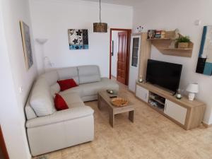 蒂亚斯Villa Juanita, Puerto del Carmen, Lanzarote的客厅配有白色沙发和电视
