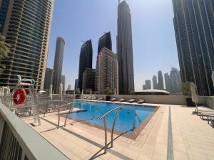 迪拜Forte Downtown Dubai的一座建筑屋顶上的游泳池