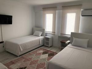 埃迪尔内edr ulus 22otel的客房设有两张床和一台平面电视。