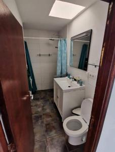 卡门港Bungalow Primavera的一间带卫生间、水槽和镜子的浴室