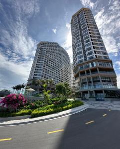 Ấp Long SơnApec Mandala Wyndham Mui Ne Ngoc Linh的两座高楼,位于一个街道上