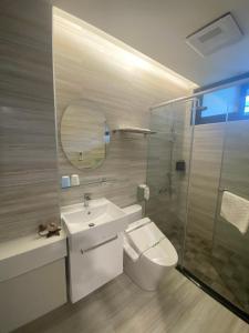 关山镇漫旅行民宿的浴室配有卫生间、盥洗盆和淋浴。