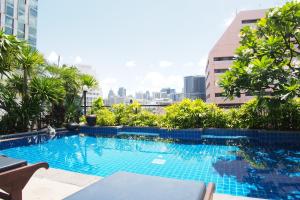 曼谷The Siam Heritage Hotel的一座城市天际线的游泳池