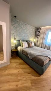 马拉加Belle Vue Malaga Suite的一间卧室设有一张大床和墙壁