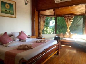 Dan Sai普帕南度假酒店的一间带两张床的卧室,位于带窗户的房间内