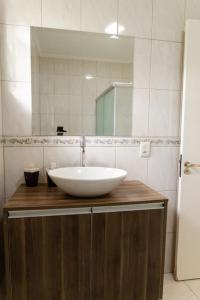 本图贡萨尔维斯Casa para 6 pessoas的浴室设有白色水槽和镜子