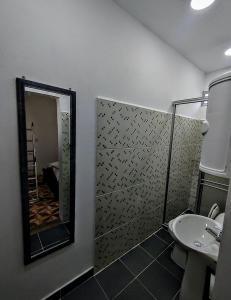 马里基塔SAN SENDERISMO ROOM的带淋浴、盥洗盆和镜子的浴室