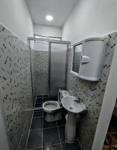 马里基塔SAN SENDERISMO ROOM的带淋浴、卫生间和盥洗盆的浴室