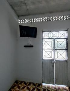 马里基塔SAN SENDERISMO ROOM的一间设有门的房间和墙上的电视