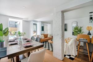 纽约91-1D 3BR 2baths Duplex with a Private Back yard - GYM的用餐室以及带桌椅的起居室。