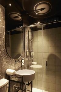 法鲁Alto House Faro AL de Assinatura Modernista的浴室设有2个盥洗盆和带镜子的淋浴。