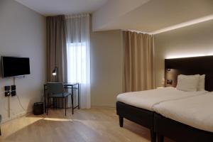 延雪平延雪平第一酒店的酒店客房设有一张大床和一张书桌。