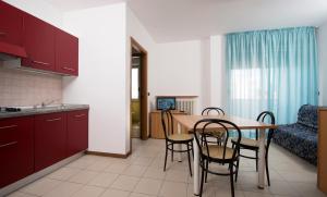 里米尼阿苏拉住宅别墅的厨房以及带桌椅的用餐室。