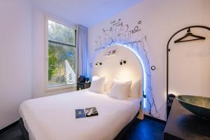 阿姆斯特丹SUPPER Hotel的卧室配有一张大白色床和窗户