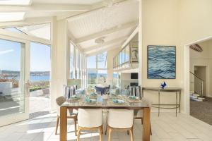 卡梅尔3911 Point Lobos View home的一间带桌椅和窗户的用餐室