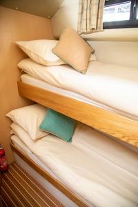 因弗内斯Caley Cruisers的配有枕头和窗户的客房内的两张床
