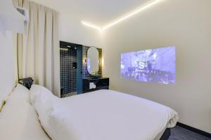 阿姆斯特丹SUPPER Hotel的卧室配有白色的床和电视