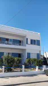 法鲁BLife Faro Beach Hostel的白色的建筑,旁边设有阳台