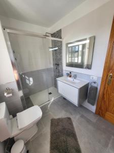 圣胡安海滩Casa Mariposa Guesthouse的浴室配有卫生间、盥洗盆和淋浴。