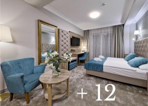 科沃布热格海蜇别墅旅馆的配有床、椅子和桌子的酒店客房