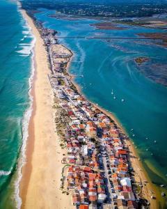 法鲁BLife Faro Beach Hostel的享有海滩和海洋的空中景致