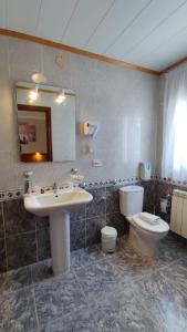 特里亚卡斯特拉Casa David的一间带水槽、卫生间和镜子的浴室