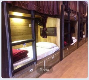 孟买Hilal dormitory的一间设有两张双层床的客房
