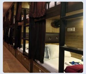 孟买Hilal dormitory的客房内的一排双层床
