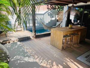 Saint BarthelemyLE BUNGALOW GYPSET的天井配有吊床和桌椅