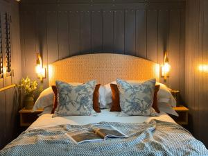 伯利贝尔勒酒店的一间卧室配有一张床,上面有一本书