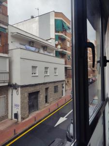 阿尔考本达斯Madrid Office Tour Estudio Top的从城市街道的窗户欣赏风景
