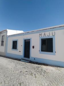 贝雅MAJU Concept House - Beja Centro Histórico的白色的建筑,上面写有市长字