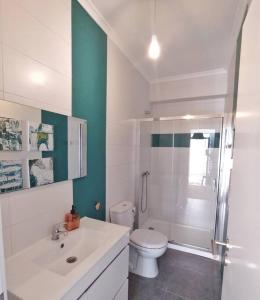 贝雅MAJU Concept House - Beja Centro Histórico的白色的浴室设有卫生间和淋浴。