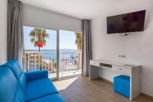 马略卡岛帕尔马爱米克奥里藏特酒店的客厅设有蓝色的沙发和大窗户