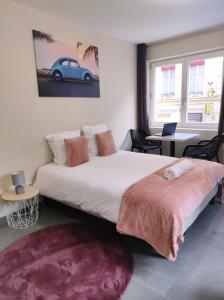 泰昂维Le LUX 11的卧室配有一张大床,墙上挂有汽车
