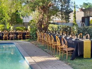 哈博罗内Villa54的一张桌位,供在泳池旁举办派对