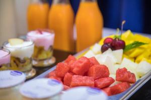 格拉纳达Casual Ilbira Granada的桌上水果盘