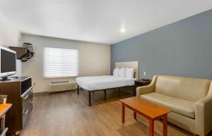 Extended Stay America Select Suites - Phoenix - North的一间医院间,配有床和沙发